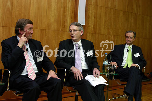 Wirtschaftliche und politische Herausforderungen für Deutschland, Großbritannien und Europa. FOTO: Lord Hugh Dykes, Liberal Democrat Spokesman for Europe in the House of Lords; David Marsh CBE, Chairman, London & Oxford Capital Markets plc; Gerd W. Stürz, Mitglied des Vorstandes und Partner, Ernst & Young AG. (C)Fotodienst/Klaus Henning