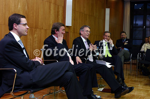 Wirtschaftliche und politische Herausforderungen für Deutschland, Großbritannien und Europa. FOTO: Markus Beumer, Mitglied des Vorstandes Commerzbank AG; Lord Hugh Dykes, Liberal Democrat Spokesman for Europe in the House of Lords; David Marsh CBE, Chairman, London & Oxford Capital Markets plc; Gerd W. Stürz, Mitglied des Vorstandes und Partner, Ernst & Young AG. (C)Fotodienst/Klaus Henning