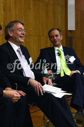 Wirtschaftliche und politische Herausforderungen für Deutschland, Großbritannien und Europa. FOTO: David Marsh CBE, Chairman, London & Oxford Capital Markets plc; Gerd W. Stürz, Mitglied des Vorstandes und Partner, Ernst & Young AG. (C)Fotodienst/Klaus Henning