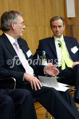 Wirtschaftliche und politische Herausforderungen für Deutschland, Großbritannien und Europa. FOTO: David Marsh CBE, Chairman, London & Oxford Capital Markets plc; Gerd W. Stürz, Mitglied des Vorstandes und Partner, Ernst & Young AG. (C)Fotodienst/Klaus Henning