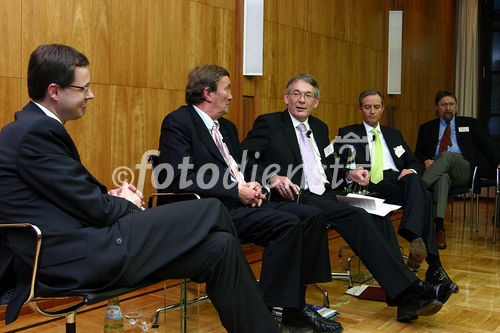 Wirtschaftliche und politische Herausforderungen für Deutschland, Großbritannien und Europa. FOTO: Markus Beumer, Mitglied des Vorstandes Commerzbank AG; Lord Hugh Dykes, Liberal Democrat Spokesman for Europe in the House of Lords; David Marsh CBE, Chairman, London & Oxford Capital Markets plc; Gerd W. Stürz, Mitglied des Vorstandes und Partner, Ernst & Young AG. (C)Fotodienst/Klaus Henning