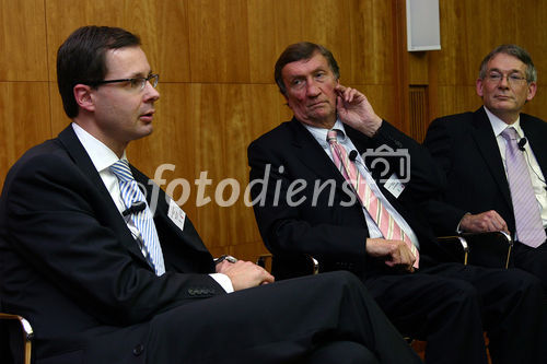 Wirtschaftliche und politische Herausforderungen für Deutschland, Großbritannien und Europa. FOTO: Markus Beumer, Mitglied des Vorstandes Commerzbank AG; Lord Hugh Dykes, Liberal Democrat Spokesman for Europe in the House of Lords; David Marsh CBE, Chairman, London & Oxford Capital Markets plc. (C)Fotodienst/Klaus Henning