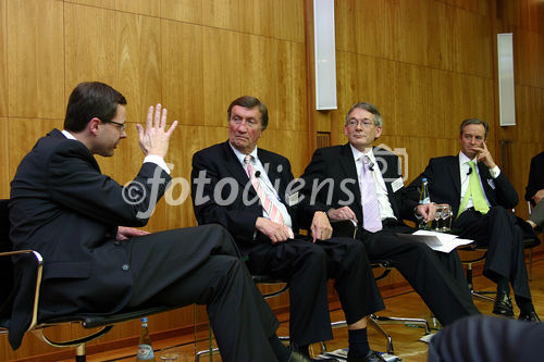 Wirtschaftliche und politische Herausforderungen für Deutschland, Großbritannien und Europa. FOTO: Markus Beumer, Mitglied des Vorstandes Commerzbank AG; Lord Hugh Dykes, Liberal Democrat Spokesman for Europe in the House of Lords; David Marsh CBE, Chairman, London & Oxford Capital Markets plc; Gerd W. Stürz, Mitglied des Vorstandes und Partner, Ernst & Young AG. (C)Fotodienst/Klaus Henning