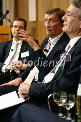 Wirtschaftliche und politische Herausforderungen für Deutschland, Großbritannien und Europa. FOTO: Markus Beumer, Mitglied des Vorstandes Commerzbank AG; Lord Hugh Dykes, Liberal Democrat Spokesman for Europe in the House of Lords; David Marsh CBE, Chairman, London & Oxford Capital Markets plc. (C)Fotodienst/Klaus Henning