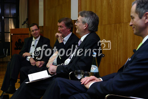 Wirtschaftliche und politische Herausforderungen für Deutschland, Großbritannien und Europa. FOTO: Markus Beumer, Mitglied des Vorstandes Commerzbank AG; Lord Hugh Dykes, Liberal Democrat Spokesman for Europe in the House of Lords; David Marsh CBE, Chairman, London & Oxford Capital Markets plc; Gerd W. Stürz, Mitglied des Vorstandes und Partner, Ernst & Young AG. (C)Fotodienst/Klaus Henning