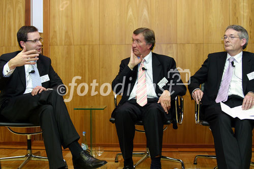 Wirtschaftliche und politische Herausforderungen für Deutschland, Großbritannien und Europa. FOTO: Markus Beumer, Mitglied des Vorstandes Commerzbank AG; Lord Hugh Dykes, Liberal Democrat Spokesman for Europe in the House of Lords; David Marsh CBE, Chairman, London & Oxford Capital Markets plc. (C)Fotodienst/Klaus Henning