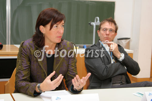 (C) Fotodienst/Anna Rauchenberger - 30.11.2007 - Wien - Österreichische Gesellschaft für Probiotische Medizin: Forschungserfolg bei Probiotika. FOTO v.l.: Mag. Ilona-Elisabeth Leitner (Präsidentin der Wiener Apothekerkammer), Dr.Dr. Claus Muss (Donauuniversität Krems, Praxis für Präventivmedizin Augsburg). 