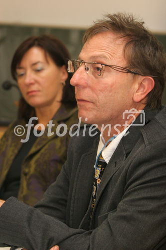 (C) Fotodienst/Anna Rauchenberger - 30.11.2007 - Wien - Österreichische Gesellschaft für Probiotische Medizin: Forschungserfolg bei Probiotika. FOTO v.l.: Mag. Ilona-Elisabeth Leitner (Präsidentin der Wiener Apothekerkammer), Dr.Dr. Claus Muss (Donauuniversität Krems, Praxis für Präventivmedizin Augsburg). 