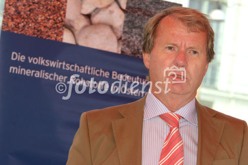 (C) Fotodienst/Anna Rauchenberger - Wien 12.07.2007 - 'Werden mineralische Rohstoffe knapp? Die wirtschaftliche Bedeutung mineralischer Rohstoffe in Österreich un d Osteuropa'. FOTO: Dr. Carl Hennrich (GF des Forum Rohstoffe).