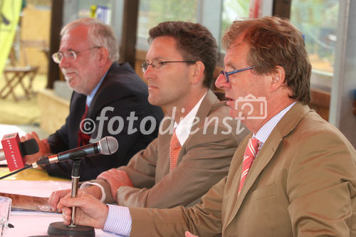 (C) Fotodienst/Anna Rauchenberger - Wien 12.07.2007 - 'Werden mineralische Rohstoffe knapp? Die wirtschaftliche Bedeutung mineralischer Rohstoffe in Österreich un d Osteuropa'. FOTO v.l.: Univ. Prof. Dr. Leopold Weber (Montanbehörde im Bundesministerium für Wirtschaft und Arbeit), DI Markus Stumvoll ( Geschäftsführer Industriewissenschaftliches Institut), Dr. Carl Hennrich (GF des Forum Rohstoffe).