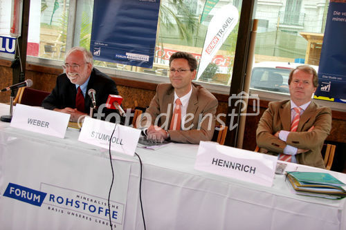 (C) Fotodienst/Anna Rauchenberger - Wien 12.07.2007 - 'Werden mineralische Rohstoffe knapp? Die wirtschaftliche Bedeutung mineralischer Rohstoffe in Österreich un d Osteuropa'. FOTO v.l.: Univ. Prof. Dr. Leopold Weber (Montanbehörde im Bundesministerium für Wirtschaft und Arbeit), DI Markus Stumvoll (Vorstand von Cemex Austria AG), Dr. Carl Hennrich (GF des Forum Rohstoffe).