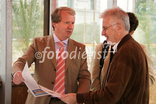 (C) Fotodienst/Anna Rauchenberger - Wien 12.07.2007 - 'Werden mineralische Rohstoffe knapp? Die wirtschaftliche Bedeutung mineralischer Rohstoffe in Österreich un d Osteuropa'. FOTO: Dr. Carl Hennrich (GF des Forum Rohstoffe, links) im Gespräch mit Journalisten.