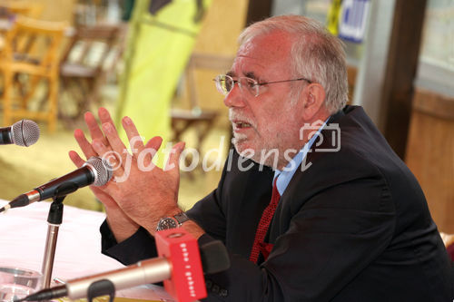 (C) Fotodienst/Anna Rauchenberger - Wien 12.07.2007 - 'Werden mineralische Rohstoffe knapp? Die wirtschaftliche Bedeutung mineralischer Rohstoffe in Österreich un d Osteuropa'. FOTO: Univ. Prof. Dr. Leopold Weber (Montanbehörde im Bundesministerium für Wirtschaft und Arbeit)