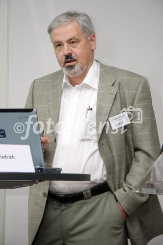 (C) Fotodienst/Anna Rauchenberger - Wien 02.07.2007 - When size matters! Nanowissenschaften und Nanotechnologien - Aktuelle Ausschreibungen 2007. FOTO: Friedrich Schäffler (Johannes Kepler Universität) mit den Projekt NSI