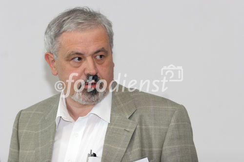 (C) Fotodienst/Anna Rauchenberger - Wien 02.07.2007 - When size matters! Nanowissenschaften und Nanotechnologien - Aktuelle Ausschreibungen 2007. FOTO: Friedrich Schäffler (Johannes Kepler Universität) mit den Projekt NSI