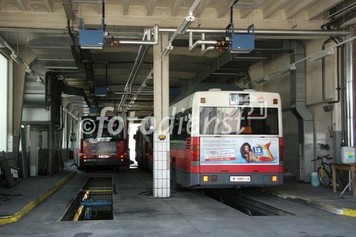 (C) Anna Rauchenberger - Wien 24.05.2007 - Heute wurde der Transport Media Award Mai 2007, eine Initiative der Plattform Out of Home Austria, der Gewista, 3M und buswerbung.at, verliehen. FOTO: Führung durch die Busgarage der Wiener Linien: Waschanlage für die Busse.