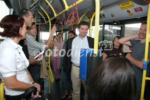 (C) Anna Rauchenberger - Wien 24.05.2007 - Heute wurde der Transport Media Award Mai 2007, eine Initiative der Plattform Out of Home Austria, der Gewista, 3M und buswerbung.at, verliehen. FOTO: Führung durch die Busgarage der Wiener Linien.