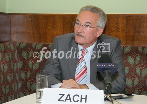 (C) Anna Rauchenberger - Wien 22.05.2007 - Aufklärungskampagne über Schutz- und Verhaltensmaßnahmen und vorsorgenden Brandschutz in Elektroanlagen. FOTO: Ing. Gerhard Zach (Vorsitzender des Schadensausschusses in der Sachversicherung im Versicherungsverband Österreich).