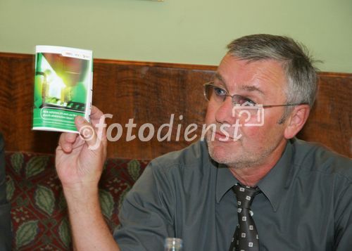 (C) Anna Rauchenberger - Wien 22.05.2007 - Aufklärungskampagne über Schutz- und Verhaltensmaßnahmen und vorsorgenden Brandschutz in Elektroanlagen. FOTO: KR Ing. Rudolf Reisl (Bundesinnungsmeister für Elektro- und Alarmanlagentechnik sowie Kommunikationselektronik).