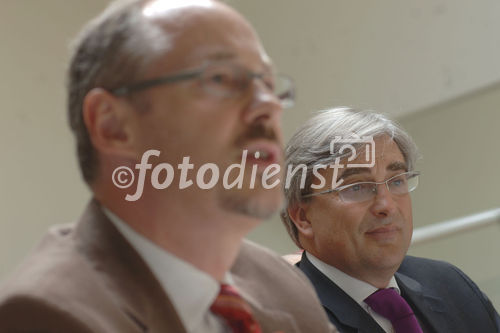 bauMax - Neues Kommunikationskonzept. Foto v.li.na.re: KR Martin Essl (Vorsitzender des Vorstandes bauMax); Dr.Alfred Koblinger (GF PXP proximity)