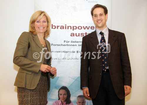 (C) fotodienst/Anna Rauchenberger - Wien 08.05.2007  - Drei Jahre brainpower austria -  die Jobbörse 'brainpower austria Karriere' bringt mit einer hocheffizienten Technologie JobanbieterInnen und Jobsuchende zueinander.  FOTO: Christa Kranzl, Staatssekretärin im Bundesministerium für Verkehr, Innovation und Technologie, Dr. David P. Kreil, WWTF-Stiftungsprofessor für Bioinformatik an der Universität für Bodenkultur Wien.