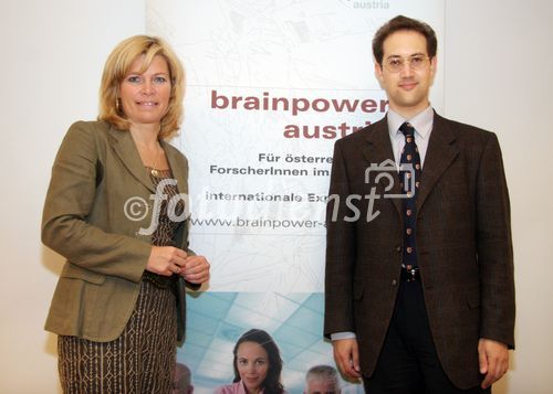 (C) fotodienst/Anna Rauchenberger - Wien 08.05.2007  - Drei Jahre brainpower austria -  die Jobbörse 'brainpower austria Karriere' bringt mit einer hocheffizienten Technologie JobanbieterInnen und Jobsuchende zueinander.  FOTO: Christa Kranzl, Staatssekretärin im Bundesministerium für Verkehr, Innovation und Technologie, Dr. David P. Kreil, WWTF-Stiftungsprofessor für Bioinformatik an der Universität für Bodenkultur Wien.