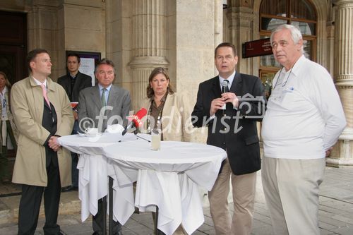 (C) fotodienst/Anna Rauchenberger - Wien 05.05.2007  - Informationsoffensive Prostatakarzinom 'Richtige Männer leben länger'. FOTO v.l.: Univ.-Prof. Dr. Georg Schatzl (Vorsitzender des Arbeitskreises Prostata), Prim. Univ-Prof. Walter Stackl (Präsident der Österreichischen Gesellschaft für Urologie), Dr. Andrea Kdolsky (BM für Gesundheit, Frauen und Jugend), Dr. Michael Eisenmenger (Präsident des Berufsverband der Österreichischen Urologen), Ekkehard F. Büchler (Obmann der Selbsthilfegruppe Prostatakrebs, Wien).