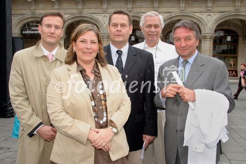 (C) fotodienst/Anna Rauchenberger - Wien 05.05.2007  - Informationsoffensive Prostatakarzinom 'Richtige Männer leben länger'. FOTO v.l.: Univ.-Prof. Dr. Georg Schatzl (Vorsitzender des Arbeitskreises Prostata), Dr. Andrea Kdolsky (BM für Gesundheit, Frauen und Jugend), Dr. Michael Eisenmenger (Präsident des Berufsverband der Österreichischen Urologen), Ekkehard F. Büchler (Obmann der Selbsthilfegruppe Prostatakrebs, Wien), Prim. Univ-Prof. Walter Stackl (Präsident der Österreichischen Gesellschaft für Urologie). 