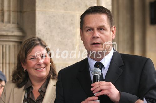 (C) fotodienst/Anna Rauchenberger - Wien 05.05.2007  - Informationsoffensive Prostatakarzinom 'Richtige Männer leben länger'. FOTO v.l.: Dr. Andrea Kdolsky (BM für Gesundheit, Frauen und Jugend), Dr. Michael Eisenmenger (Präsident des Berufsverband der Österreichischen Urologen).