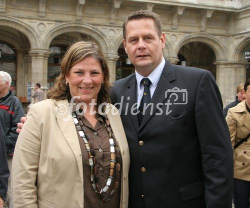 (C) fotodienst/Anna Rauchenberger - Wien 05.05.2007  - Informationsoffensive Prostatakarzinom 'Richtige Männer leben länger'. FOTO v.l.: Dr. Andrea Kdolsky (BM für Gesundheit, Frauen und Jugend), Dr. Michael Eisenmenger (Präsident des Berufsverband der Österreichischen Urologen).