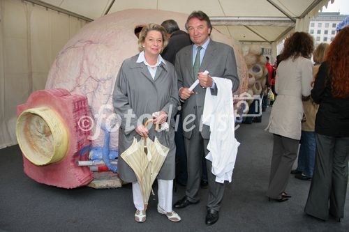 (C) fotodienst/Anna Rauchenberger - Wien 05.05.2007  - Informationsoffensive Prostatakarzinom 'Richtige Männer leben länger'. FOTO v.l.: Ursula Stenzel (Bezirksvorsteherin), Prim. Univ-Prof. Walter Stackl (Präsident der Österreichischen Gesellschaft für Urologie) vor dem Prostata-Modell.