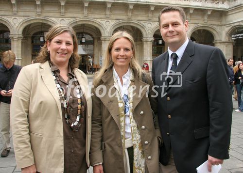 (C) fotodienst/Anna Rauchenberger - Wien 05.05.2007  - Informationsoffensive Prostatakarzinom 'Richtige Männer leben länger'. FOTO v.l.: Dr. Andrea Kdolsky (BM für Gesundheit, Frauen und Jugend), Moderatorin, Dr. Michael Eisenmenger (Präsident des Berufsverband der Österreichischen Urologen).