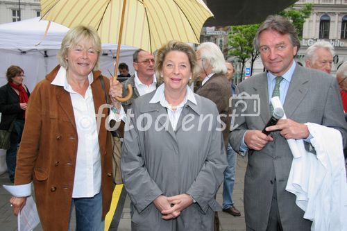 (C) fotodienst/Anna Rauchenberger - Wien 05.05.2007  - Informationsoffensive Prostatakarzinom 'Richtige Männer leben länger'. FOTO v.l.: Mitarbeiterin von Ursula Stenzel, Ursula Stenzel (Bezirksvorsteherin), Prim. Univ-Prof. Walter Stackl (Präsident der Österreichischen Gesellschaft für Urologie). 