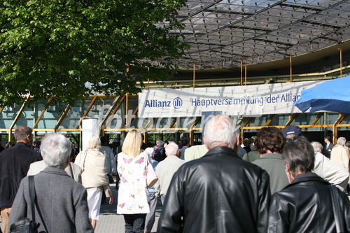 Der Umsatz der Allianz betrug 29,3 Milliarden Euro, währungsbereinigt lag er auf Vorjahresniveau. Das operative Ergebnis konnte um über sieben Prozent von 2,7 Milliarden Euro auf voraussichtlich rund 2,9 Milliarden Euro gesteigert werden. Hierin sind bereits die Schadenbelastungen aus dem Sturm Kyrill in Höhe von 340 Millionen Euro enthalten, wodurch sich das operative Ergebnis des Schaden-/Unfallsegments um 119 Millionen Euro gegenüber dem Vorjahr verringert hat. Alle übrigen Geschäftssegmente konnten ihr operatives Ergebnis weiter steigern. 

Die sehr gute Entwicklung der Kapitalmärkte hat die Allianz in den ersten drei Monaten des Geschäftsjahres 2007 dazu genutzt, rund zwei Milliarden Euro an Gewinnen aus Kapitalanlagen zu realisieren. Die hieraus resultierenden Erlöse werden für die Finanzierung der AGF-Transaktion eingesetzt. Der Quartalsüberschuss wird voraussichtlich von 1,8 Milliarden Euro auf 3,2 Milliarden Euro ansteigen. Das Eigenkapital wird sich auf 52,3 Milliarden Euro erhöhen (Stand 31. Dezember 2006: 50,5 Milliarden Euro).

