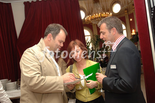 Die Verleihung des Transport Media Awards. Verschiedene Sujets wurden bewertet und prämiert. Foto rechts: Fred Kendlbacher (Präsident Out of Home) mit Gästen