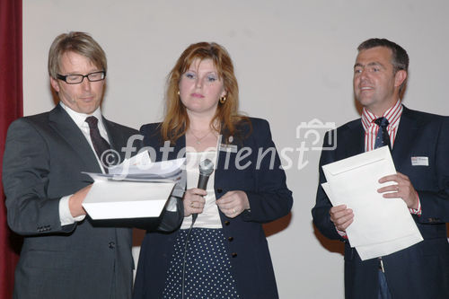 Die Verleihung des Transport Media Awards. Verschiedene Sujets wurden bewertet und prämiert. Foto v.li. na.re: Moderator Serge Falck (Schauspieler); Mag. Beate Appinger (3M Österreich); Fred Kendlbacher (Präsident Out of Home) 