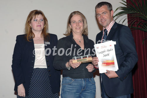 Die Verleihung des Transport Media Awards. Verschiedene Sujets wurden bewertet und prämiert. Platz 3 für den Aprilgewinner 2007  Foto v.li. na.re: Mag. Beate Appinger (3M Österreich); Sabine Binder-Wessely Agentur „Mediaedge:cia“  Fred Kendlbacher (Präsident Out of Home)

