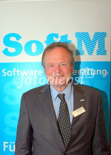 München, 19. April 2007  – Die SoftM Software und Beratung AG erzielte im Geschäfts-jahr 2006 einen Umsatz in Höhe von 83 Mio. Euro (Vj 80,6). Das Konzernergebnis der gewöhnlichen Geschäftstätigkeit (EBT) verringerte sich aufgrund verschiedener Sonder-effekte, vor allem durch Aufwendungen für neue Java-basierende Produktlinien, auf 0,1 Mio. Euro (Vj. 2,1). 
Der Vorstand schlägt der Hauptversammlung vor, für das Jahr 2006 eine Dividende von 0,05 Euro je Aktie (Vj. 0,08) zu zahlen.
Bild Vorstandsvorsitzender Dr. H. Merten 