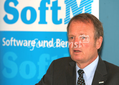 München, 19. April 2007  – Die SoftM Software und Beratung AG erzielte im Geschäfts-jahr 2006 einen Umsatz in Höhe von 83 Mio. Euro (Vj 80,6). Das Konzernergebnis der gewöhnlichen Geschäftstätigkeit (EBT) verringerte sich aufgrund verschiedener Sonder-effekte, vor allem durch Aufwendungen für neue Java-basierende Produktlinien, auf 0,1 Mio. Euro (Vj. 2,1). 
Der Vorstand schlägt der Hauptversammlung vor, für das Jahr 2006 eine Dividende von 0,05 Euro je Aktie (Vj. 0,08) zu zahlen.
Bild Vorstandsvorsitzender Dr. H. Merten 
