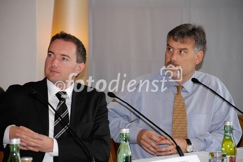 © fotodienst / Katja Hildebrandt - Wien 12.4.2007 - Die Firma HEROLD Business Data GmbH bietet auf ihrer Internetplattform HEROLD.at Luftaufnahmen der neun österreichischen Landeshauptstädte in bisher nie dagewesener Auflösung an. Ein verbesserter Routenplaner ermöglicht u.a. die Darstellung der Route auf einer besonders übersichtlichen Karte oder das Einblenden von Points of Interests. Optionale Darstellung eines Suchergebnisses als Karte, Luftbild oder als Hybrid-Darstellung. Karten können als E-Mail versendet oder in die eigene Website verlinkt werden.
FOTO v.l.n.r: Stuart Fish (Mapping-Experte European Directories SA), Paul E. Smith (Senior Director of Content GlobeXplorer LLC, a DigitalGlobe company).