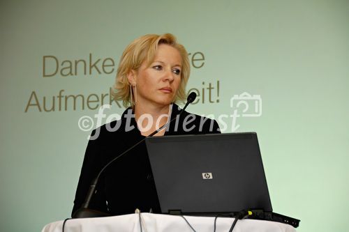 © fotodienst / Katja Hildebrandt - Wien 12.4.2007 - Die Firma HEROLD Business Data GmbH bietet auf ihrer Internetplattform HEROLD.at Luftaufnahmen der neun österreichischen Landeshauptstädte in bisher nie dagewesener Auflösung an. Ein verbesserter Routenplaner ermöglicht u.a. die Darstellung der Route auf einer besonders übersichtlichen Karte oder das Einblenden von Points of Interests. Optionale Darstellung eines Suchergebnisses als Karte, Luftbild oder als Hybrid-Darstellung. Karten können als E-Mail versendet oder in die eigene Website verlinkt werden.
FOTO: Fr. Mag. Barbara Hackl leitet die Fragerunde ein.