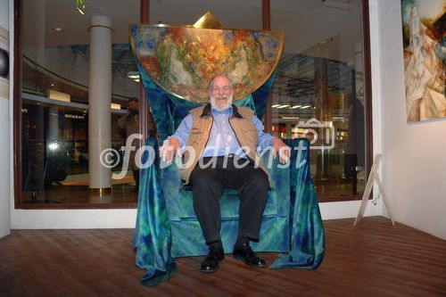 Sit in der Breiter GmbH am 29. März 2007 in der Kunstraum (Ringstrassen Galerien, Wien). Die unsichtbare Technik des Bilderthronsessels vermittelt ein frei schwebendes, entspanntes Sitzgefühl. Foto: Hr.Haunold