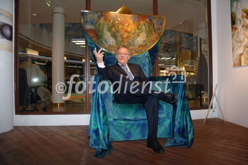 Sit in der Breiter GmbH am 29. März 2007 in der Kunstraum (Ringstrassen Galerien, Wien). Die unsichtbare Technik des Bilderthronsessels vermittelt ein frei schwebendes, entspanntes Sitzgefühl. Foto: Hr. Hrdlicka