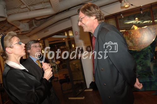 Sit in der Breiter GmbH am 29. März 2007 in der Kunstraum (Ringstrassen Galerien, Wien). Die unsichtbare Technik des Bilderthronsessels vermittelt ein frei schwebendes, entspanntes Sitzgefühl. 