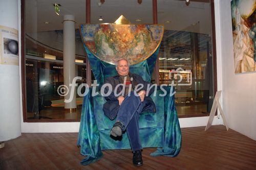 Sit in der Breiter GmbH am 29. März 2007 in der Kunstraum (Ringstrassen Galerien, Wien). Die unsichtbare Technik des Bilderthronsessels vermittelt ein frei schwebendes, entspanntes Sitzgefühl. Foto: Hr. Rüdenauer