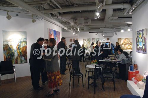 Sit in der Breiter GmbH am 29. März 2007 in der Kunstraum (Ringstrassen Galerien, Wien). Die unsichtbare Technik des Bilderthronsessels vermittelt ein frei schwebendes, entspanntes Sitzgefühl. 