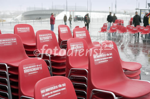 Heute fiel der Startschuss zur deutschlandweiten Jobmobil-Tour 2007. Vor dem neuen Hauptbahnhof in Berlin wurde auf knapp 1.000 qm aus leeren Stühlen die Zahl 