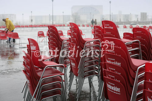 Heute fiel der Startschuss zur deutschlandweiten Jobmobil-Tour 2007. Vor dem neuen Hauptbahnhof in Berlin wurde auf knapp 1.000 qm aus leeren Stühlen die Zahl 