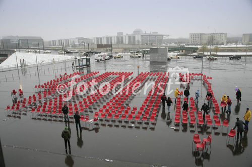 Heute fiel der Startschuss zur deutschlandweiten Jobmobil-Tour 2007. Vor dem neuen Hauptbahnhof in Berlin wurde auf knapp 1.000 qm aus leeren Stühlen die Zahl 