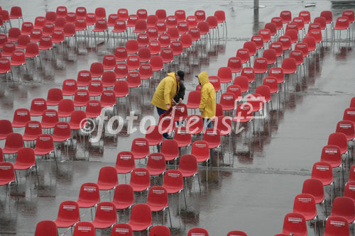 Heute fiel der Startschuss zur deutschlandweiten Jobmobil-Tour 2007. Vor dem neuen Hauptbahnhof in Berlin wurde auf knapp 1.000 qm aus leeren Stühlen die Zahl 